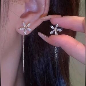 Silver flower threader earrings S253